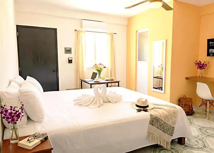 Boutique King & 2 Bed Suites, Walkable Hub - 3 Mins To Ado, Beach, Ferry, La Quinta Apartamento Playa del Carmen